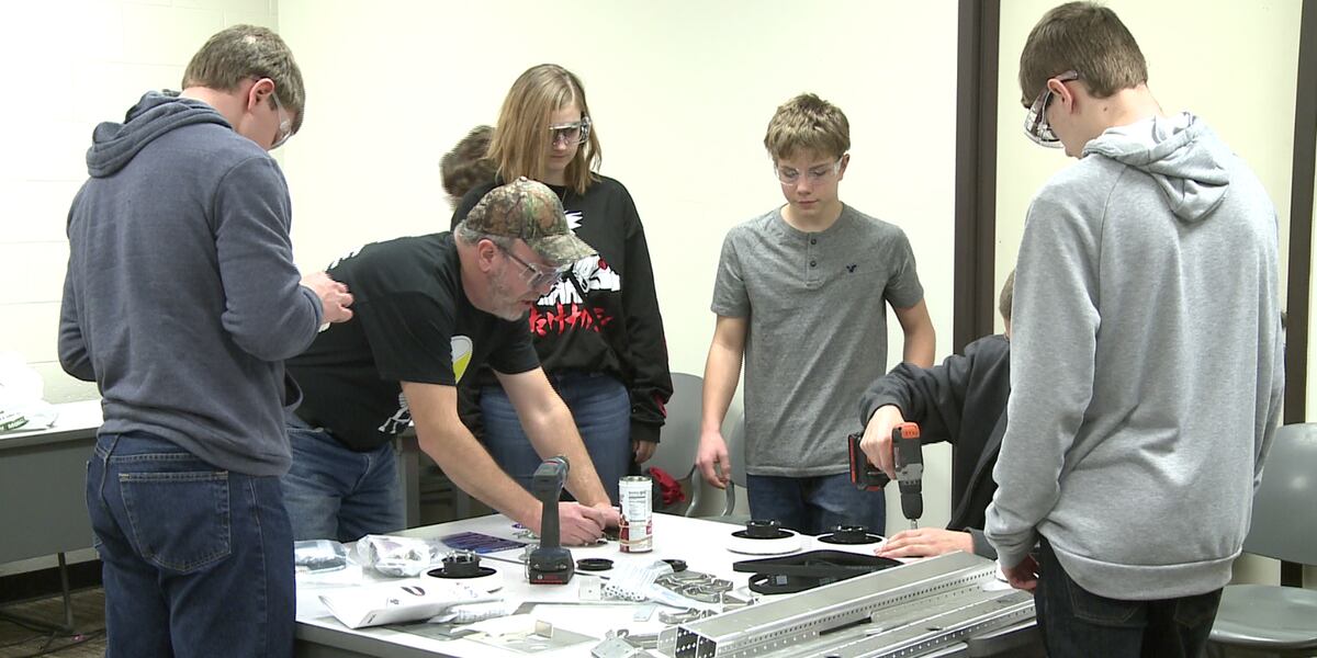Upper Peninsula high school students compete in First Robotics